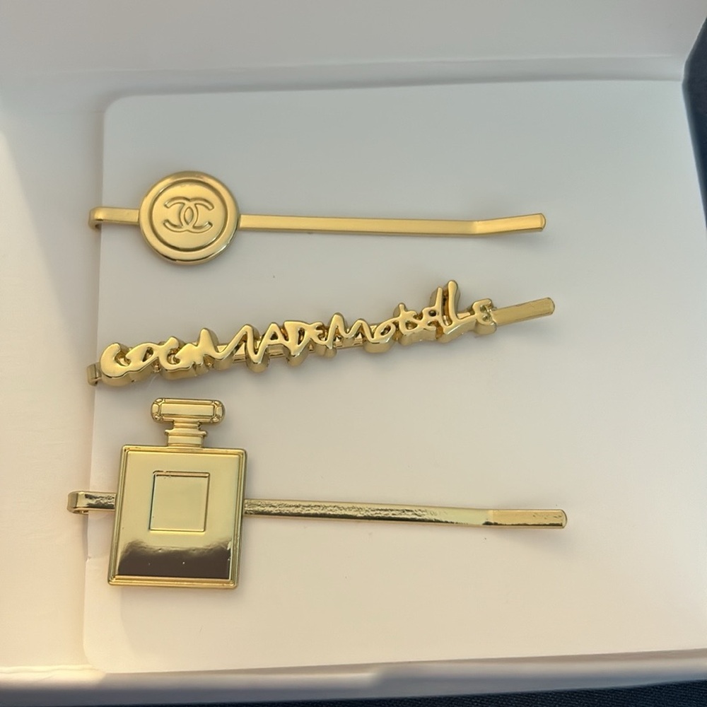 Set of 3 gold hair clips from CC parfum